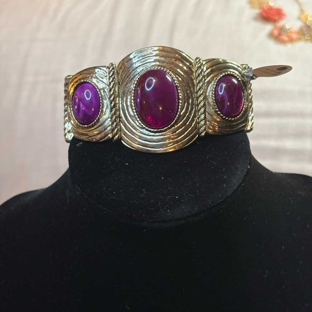 Acrylic and gold toned tone stretch bracelet with security tag still attached.